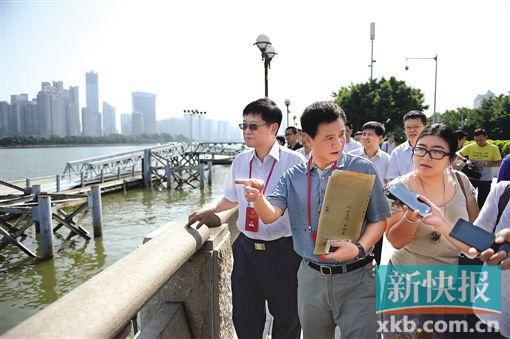 人大代表們在珠江邊現(xiàn)場調(diào)研。