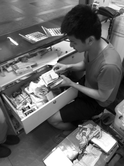 嫌疑人家的煙酒店內暗藏地下錢莊。警方供圖