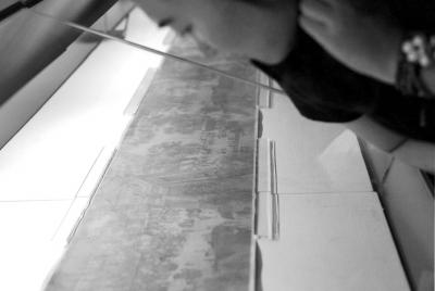 一名觀眾俯身細看《清明上河圖》。 京華時報記者王海欣攝