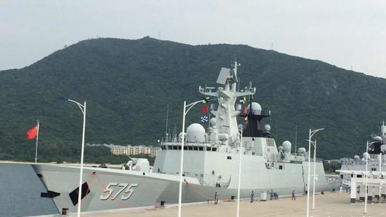 中國海軍艦艇編隊(duì)12日上午從三亞起航，參加“和平友誼-2015”中馬兩軍首次實(shí)兵聯(lián)演。
