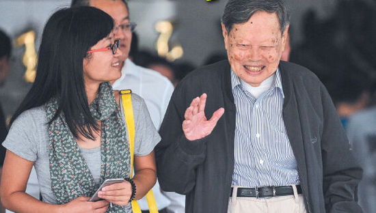 9月18日，楊振寧在合肥參觀中國科大近代物理系時接受記者采訪。記者卞世鵬/攝