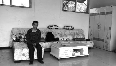 交完彩禮錢，牛志忠?guī)缀跎頍o分文，家里的沙發(fā)、茶幾、衣柜都是凌光輝買的。京華時報記者張恒攝