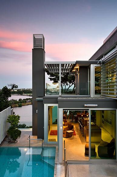 近日，新西蘭華人土豪再次出手，以1010萬(wàn)的價(jià)格購(gòu)買(mǎi)了位于Parnell的一座無(wú)敵海景豪宅。