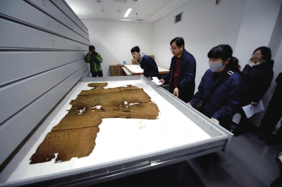 萬(wàn)歷皇帝穿過(guò)的龍袍已經(jīng)碎裂失去色彩。