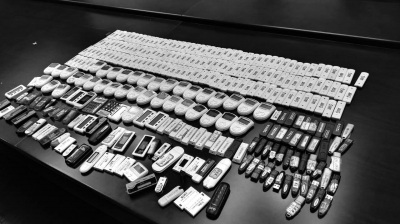 警方在行動中繳獲的地下錢莊持有的銀行卡和手機、U盾等作案工具。