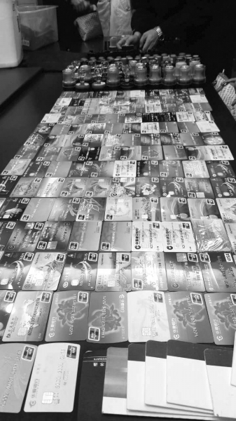 警方在行動中繳獲的地下錢莊持有的銀行卡和手機、U盾等作案工具。