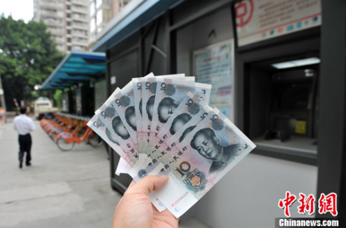 “如果是千元左右的跨行轉(zhuǎn)賬，都會先充值到支付寶，然后再轉(zhuǎn)到相應銀行賬戶中”，肩負3000多元月供的北京白領(lǐng)小李告訴中新網(wǎng)記者，這樣操作起來方便、省時，還免去下載好幾個銀行客戶端的麻煩。