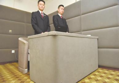 審訊室、居住室內的桌椅板凳都進行了軟包。