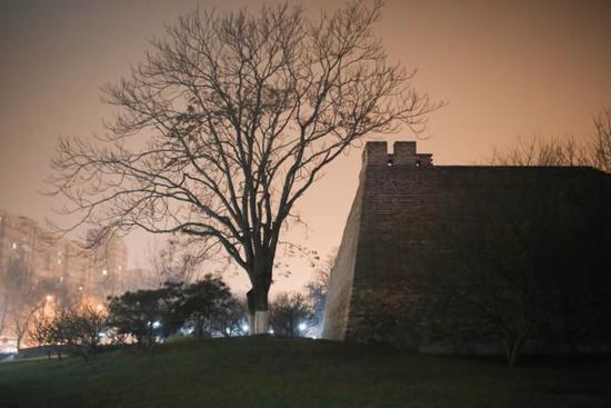 2015年12月20日，北京。霧霾之中，燈光之下的明長城遺址公園。