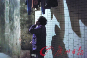 女姐在講述自己老伴幾年前在保姆的“照料”下去世的經(jīng)歷，神色悲傷。廣州日報(bào)記者陳憂子 實(shí)習(xí)生郭嘉亮攝