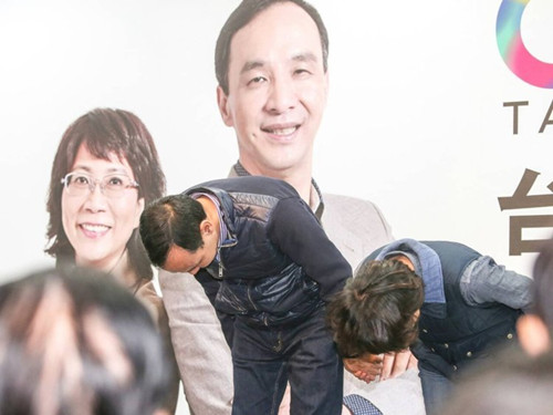 國民黨明天下午將召開臨時(shí)中常會(huì)，決定由誰擔(dān)任代理主席。圖為朱立倫與王如玄上午到競選總部，向支持自己競選的志工們一一致意，感謝他們的陪伴。圖片來源：臺(tái)灣《聯(lián)合報(bào)》