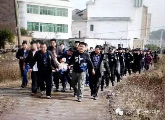 聶露勇被抓獲時畫面。