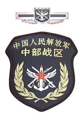 習(xí)近平將軍旗授予東部戰(zhàn)區(qū)司令員劉粵軍、政治委員鄭衛(wèi)平。