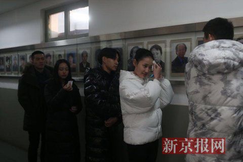 表演系考生考前正用紙巾卸妝。