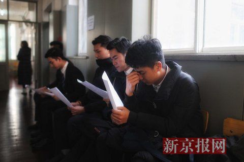 主持系考生正在備考區(qū)等待考試。