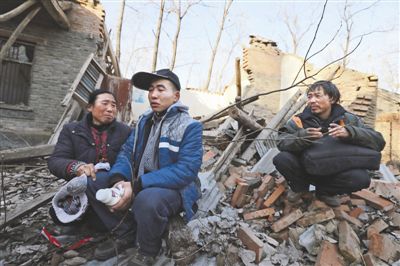 2014年1月，取保候?qū)彽乃螤?zhēng)光和父母看著殘敗的房子，默默流淚