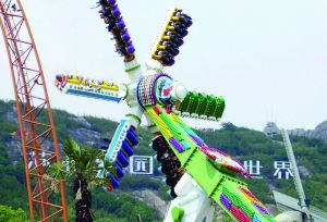 3月28日零點剛過幾分鐘，上海迪士尼6月16日開園日的門票就宣告售罄，巨大的訪問量一度導(dǎo)致票務(wù)系統(tǒng)出現(xiàn)間歇性故障，被網(wǎng)友調(diào)侃“激烈程度堪比春運”。網(wǎng)上甚至有“黃?！睂⒁粡堥_園門票炒到幾千元。