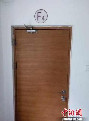6日，事發(fā)樓層四層消防通道門(mén)被封死。呂春榮 攝