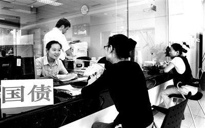 由于網(wǎng)銀和柜臺(tái)同時(shí)開售，部分銀行網(wǎng)點(diǎn)甚至來不及賣出一筆就發(fā)現(xiàn)額度全部被搶光供圖/視覺中國