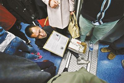 在賣(mài)藝時(shí)，李大鵬會(huì)把判決結(jié)果掛在胸前