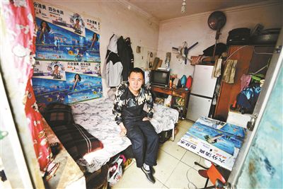 早晨收拾停當(dāng)后，李大鵬準(zhǔn)備前往地鐵賣(mài)藝