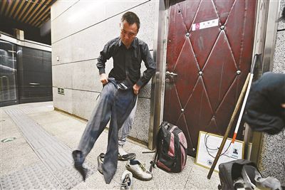 只有在賣(mài)藝時(shí)，李大鵬才會(huì)換上破舊的衣服