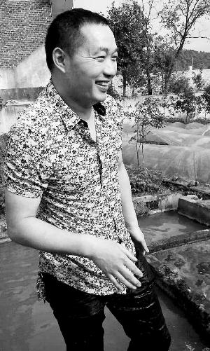 救出小孩上后，楊文利一身糞水。