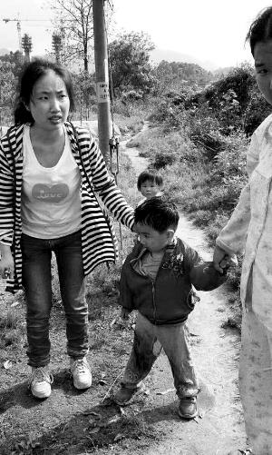 獲救小孩及其母親段曉霞。