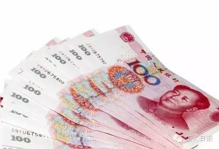 按照4月1日起上海執(zhí)行的月最低工資標準2190元計算，勞動者在5月1日當天加班，每天的加班工資至少有302元。如果3天都加班、不調(diào)休，加班工資至少有704元。