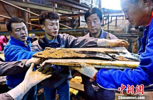 圖為南昌西漢?；韬钅怪鳂∈铱脊虐l(fā)掘現(xiàn)場出土了一組漆器“屏風(fēng)”?！」?攝