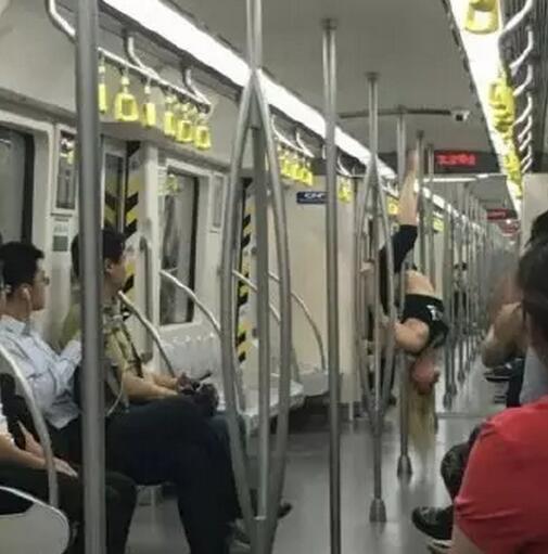 女子在地鐵上跳鋼管舞。
