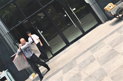 昨日11時許，新華聯(lián)國際公寓門口，一男子將電視等賭具轉(zhuǎn)移，后被警方控制