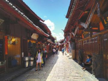 6月3日中午，麗江古城街道上游客稀少。