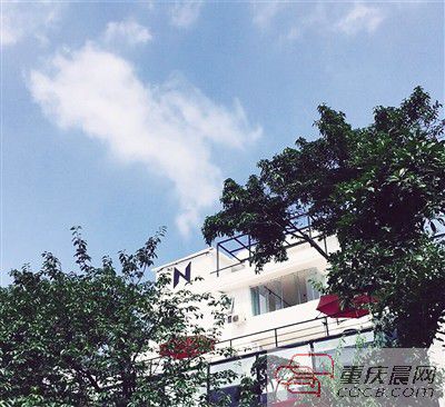 書店外觀設(shè)計感十足。