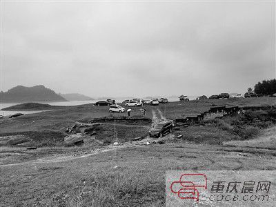 10日，約30輛自駕車(chē)被困在長(zhǎng)壽湖的這片湖灘上。