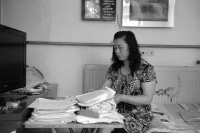 原偉東的姐姐在家整理材料。京華時(shí)報(bào)記者陶冉攝