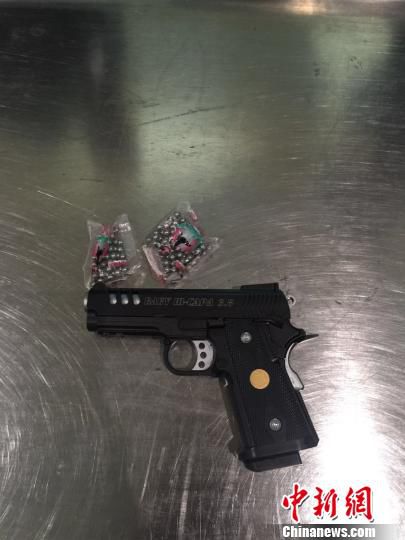 圖為查獲的空氣動(dòng)力槍和鋼珠彈?！＄娦馈z