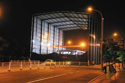 昨日夜間，河北北戴河，“巴鐵”1號試驗地，工作人員正在對車體進行施工檢修。