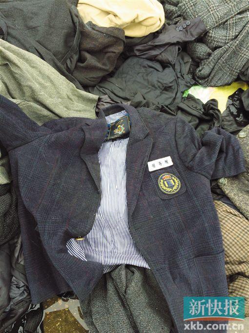 現(xiàn)場(chǎng)查獲的一件韓國(guó)校服。 鄭雁虹/攝