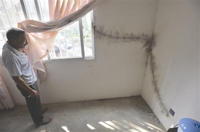 村民家中電視機(jī)的天線被閃電擊中，貼在墻上的線被燒毀