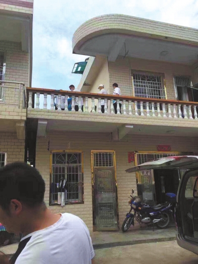 警方在嫌疑人鄰居家二樓露臺上發(fā)現(xiàn)女孩尸體。 家屬供圖