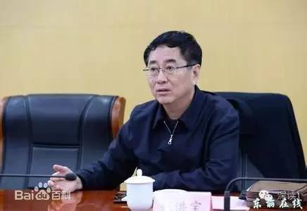 通報(bào)指出，張洪寶眼看著幾年前還不知名的個(gè)體老板搖身一變成為大企業(yè)家，心里既艷羨又發(fā)酸，滋生了“我為他們贏得了好的發(fā)展機(jī)遇，收些款物就權(quán)當(dāng)是對我這些年辛勤工作的一種補(bǔ)償”的念頭。于是他開始熱衷于與身邊的企業(yè)老板拉拉扯扯、勾肩搭背，剛開始只是幾頓飯、幾張卡，日積月累，越陷越深，不給錢不辦事，給了錢才辦事，在東麗人稱