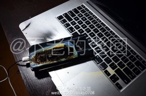 根據(jù)圖片來看，蘋果MacBook Pro筆記本觸控面板左邊部分被熏黑，而且該網(wǎng)友也提供了充電設(shè)備，就是三星Note 7原裝充電器。