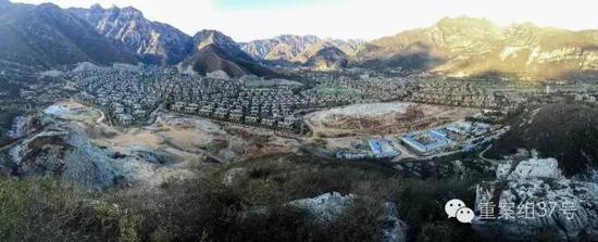 河北淶水“青青小鎮(zhèn)”1-6期全景圖，上百棟別墅組成的別墅群依山而建。部分山體被炸平，準(zhǔn)備建起聯(lián)排雙拼別墅。    新京報(bào)記者 大路 攝