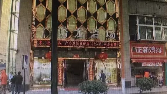 張阿姨說，附近柜臺(tái)一名工作人員，說什么也不讓她在這塊走廊哄孫女，幾句不和，雙方吵了起來。