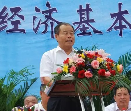 信發(fā)集團發(fā)展成為一家集發(fā)電、供熱、氧化鋁、電解鋁、碳素、燒堿、聚氯乙烯、電石、鋁深加工等產(chǎn)業(yè)于一體的現(xiàn)代化大型企業(yè)集團，位于山東聊城茌平縣。2016年10月，信發(fā)集團董事局主席張學信在接受山東商報采訪時表示，44年企業(yè)沒有一名員工離職。