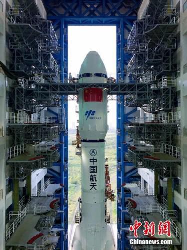 垂直轉(zhuǎn)運(yùn)的順利完成，標(biāo)志著“天舟一號(hào)”飛行任務(wù)正式進(jìn)入發(fā)射階段。張文軍 攝