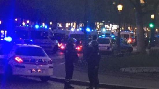 據(jù)英國廣播公司（BBC）消息，巴黎警方稱，巴黎中部發(fā)生槍擊事件，一名警察死亡，另一名受傷。