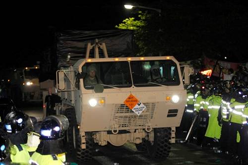 在1000多名警察的護衛(wèi)下，薩德系統(tǒng)被運到星州的高爾夫球場圖據(jù)網(wǎng)絡