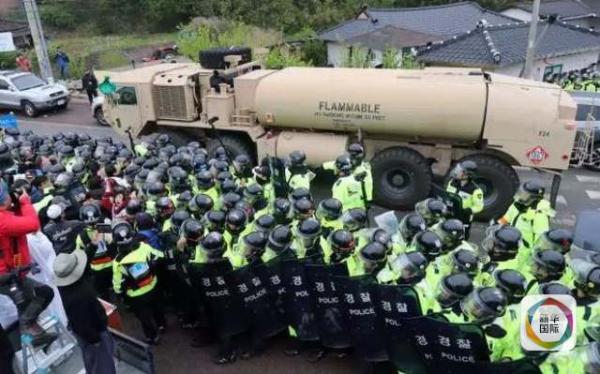 凌晨4時(shí)30分左右，駐韓美軍向“薩德”系統(tǒng)部署地星州高爾夫球場運(yùn)送“薩德”相關(guān)裝備。約有20多輛卡車和軍用拖車進(jìn)入星州高爾夫球場，其中裝有兩臺(tái)導(dǎo)彈發(fā)射架、X波段雷達(dá)及作戰(zhàn)指控中心等裝備。